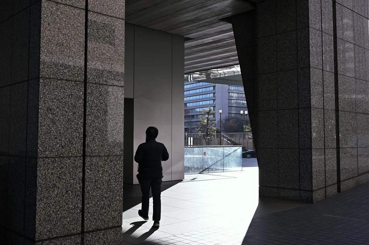 Gölge oyunlu modern ofis binası - mimari fotoğraf