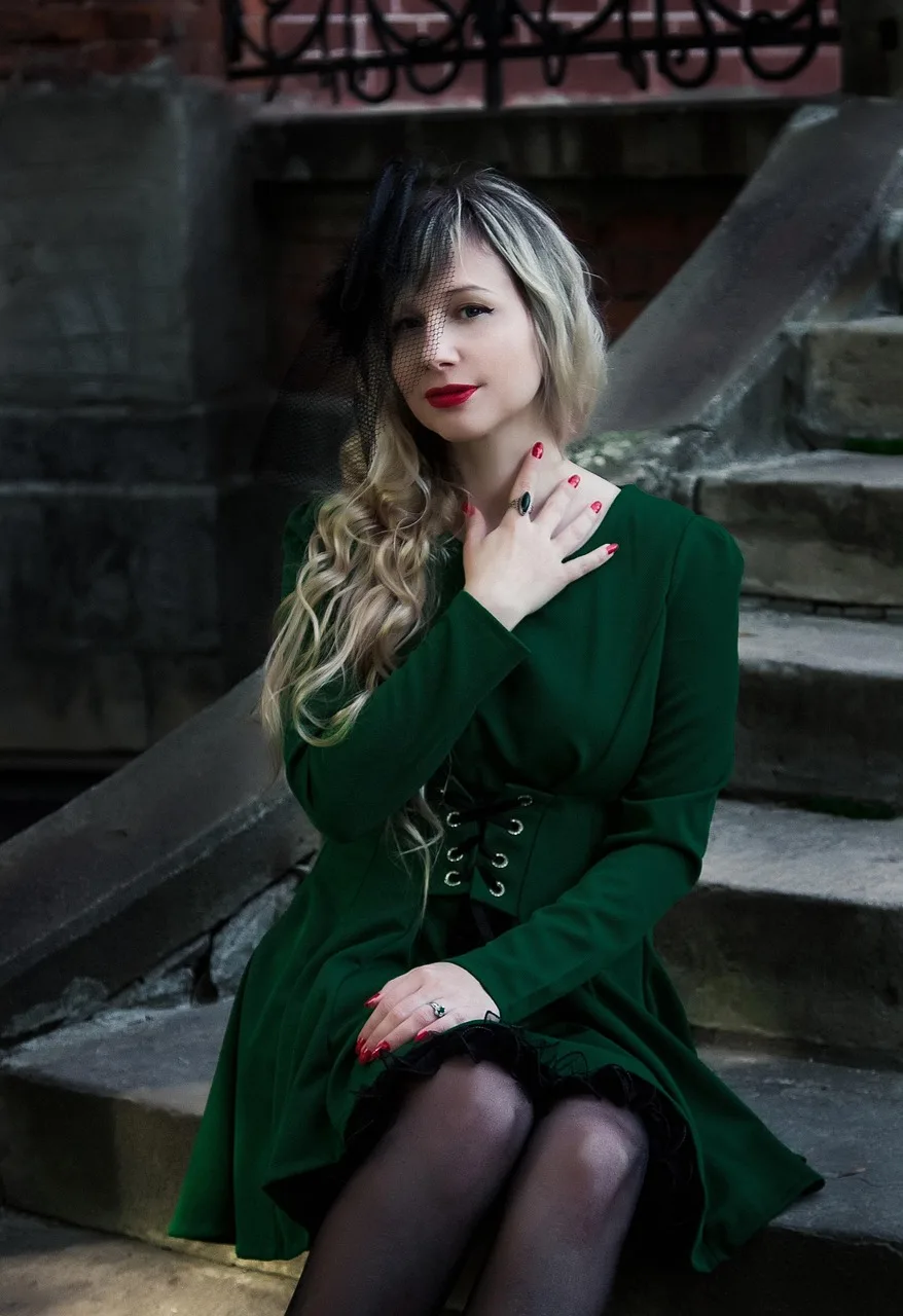 Gotik kalenin taş merdiveninde moda portresi