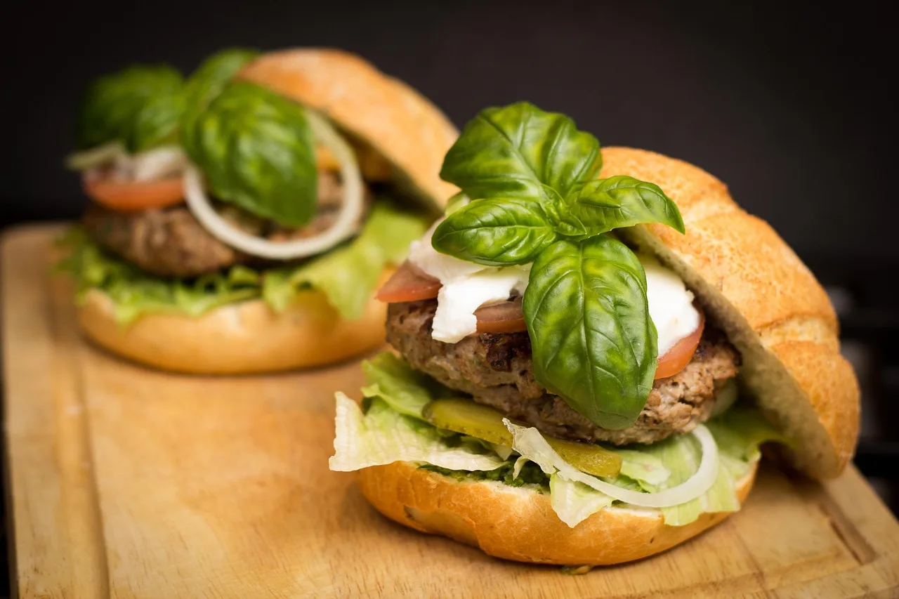 Gourmet hamburger tabağı yanında patates kızartması
