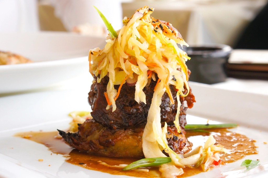 Gourmet Restoran Sunumunda Soslu Dana Eti ve Taze Sebze Salatası