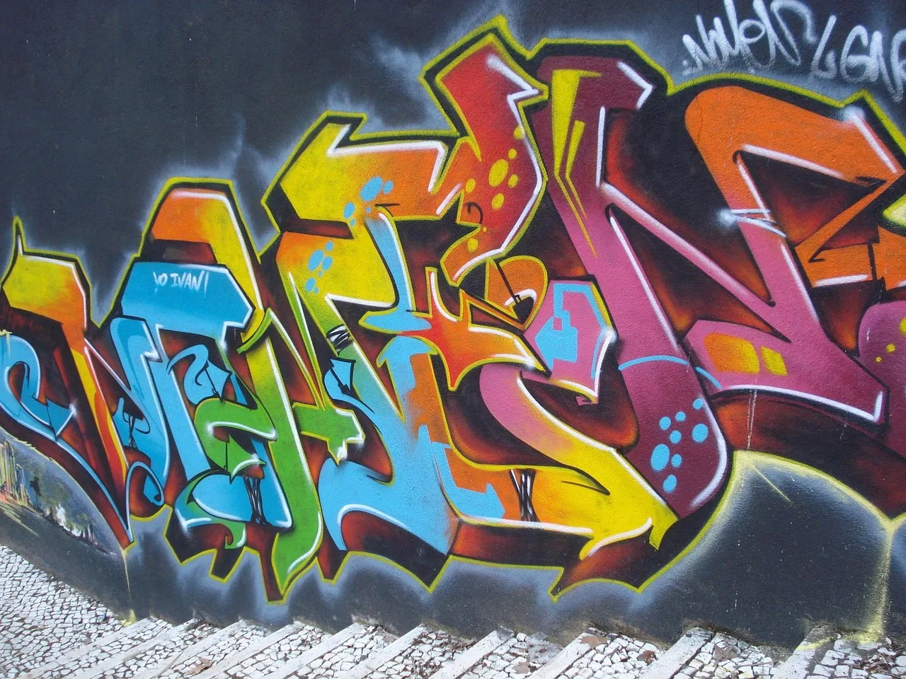 Graffiti duvar resmi merdivenlerde renkli şehir