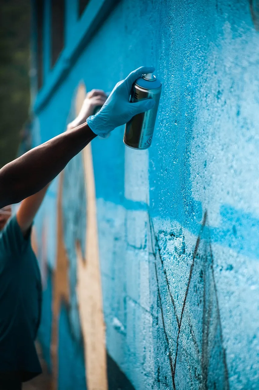 Graffiti duvarı renkli etkinlik fotoğrafı - arkadaşlar
