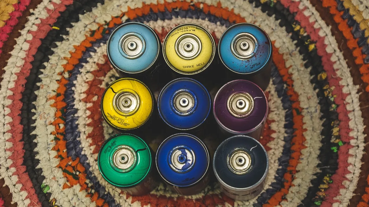 Graffiti sprey kutuları üstten görünüm - renkli sanat malzemeleri