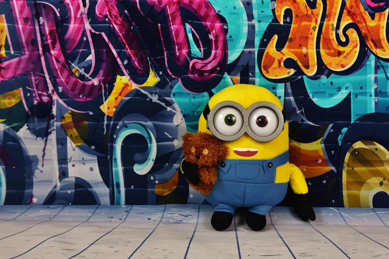 Graffiti tarzı çok renkli Minion peluşu - eğlenceli oyuncak
