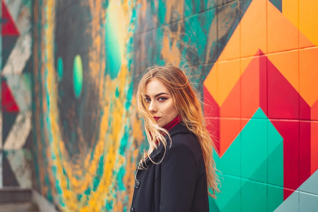 Graffiti tarzı genç kadın portresi - moda ve stil