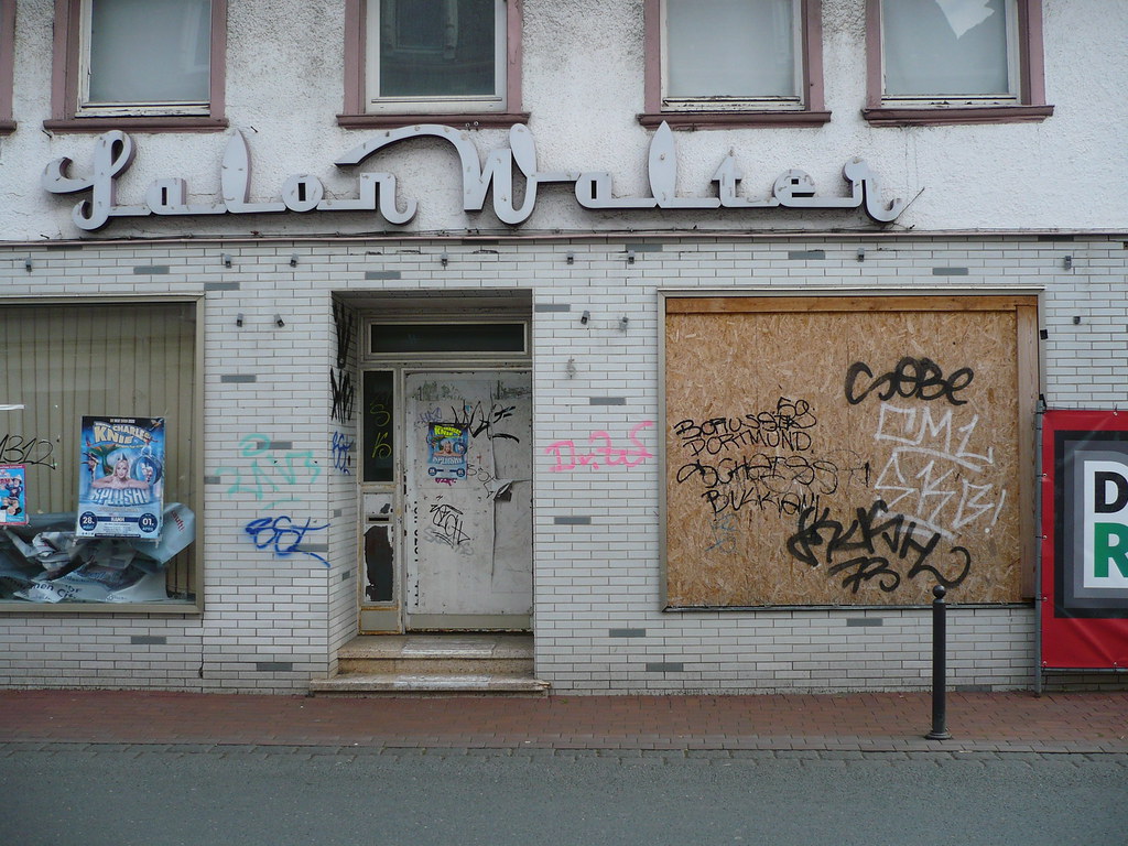 Graffiti ve tahribatlarla kaplı eski Salon Walter binası cephesi