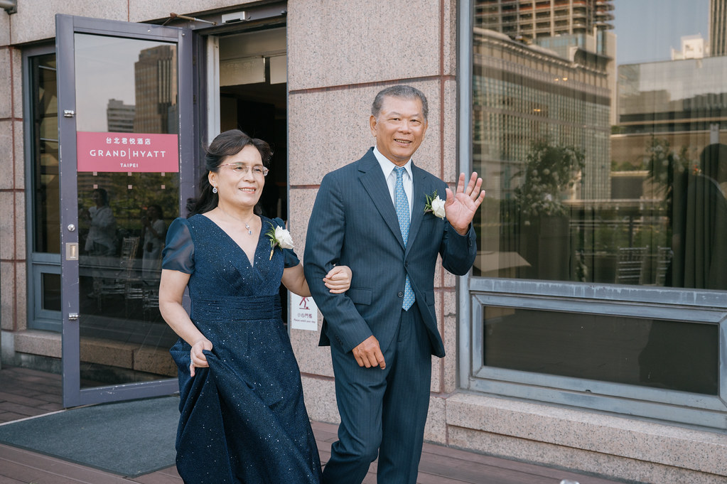 grand hyatt taipei önünde düğün kıyafetleriyle poz veren yaşlı çift
