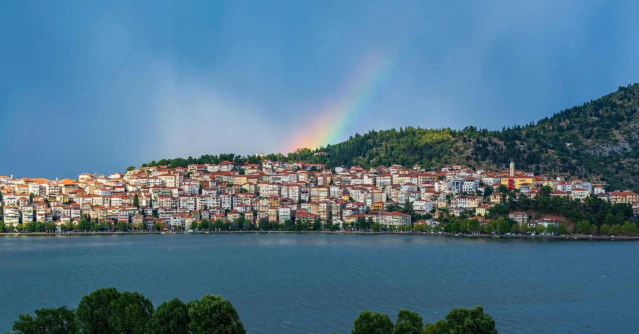 Grek şehir manzarası göl ve gökkuşağı