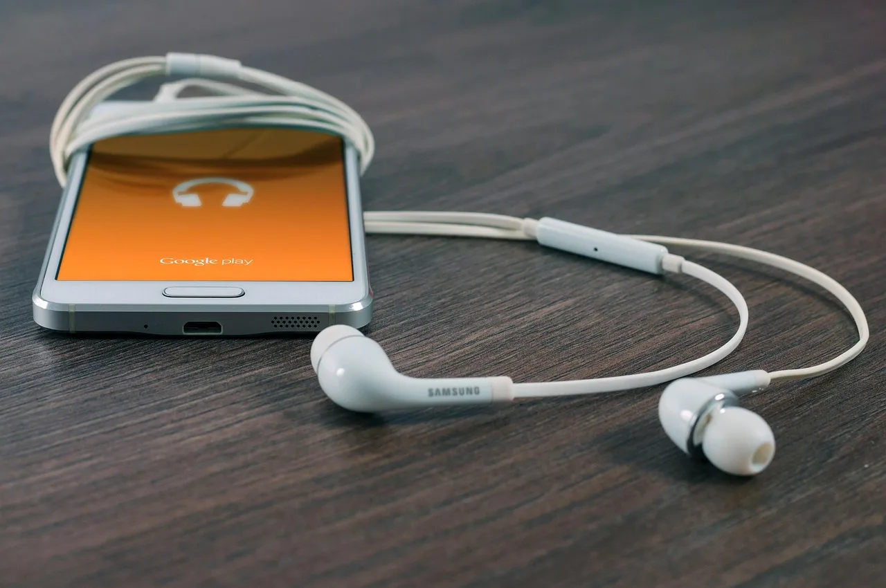 Gri akıllı telefon detayları - modern iletişim Gri akıllı telefon detayları - modern iletişim