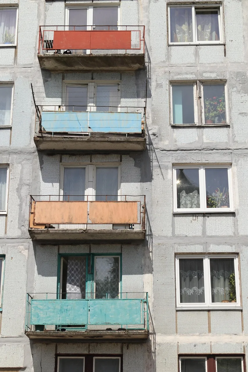 Gri balkonlu konutma dairesi modern rezidans