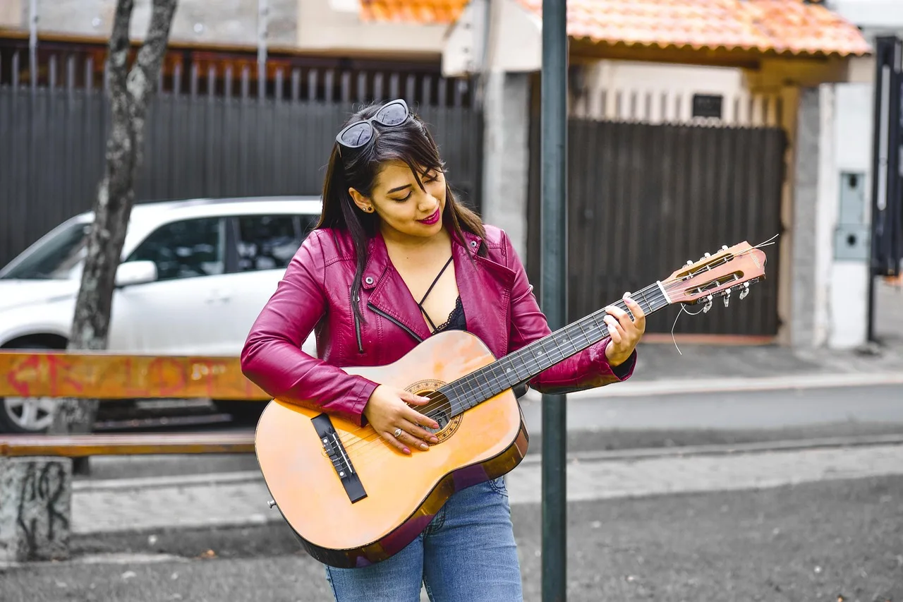 Gri gitar tutan genç kız portresi