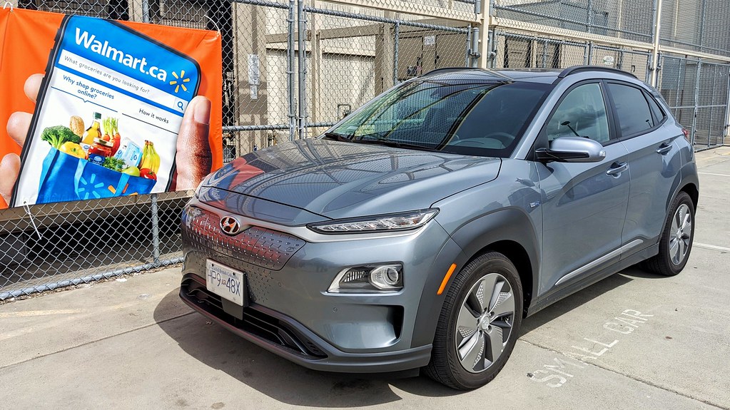 Gri Hyundai Kona Electric elektrikli SUV ön cephe görünümü Walmart park alanında