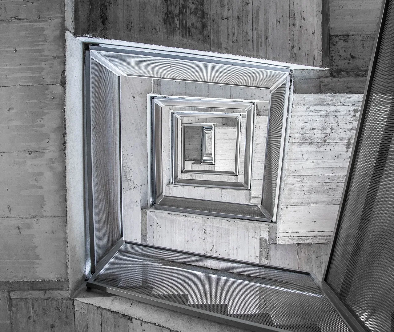 Gri merdiven boşluğu - soyut sanat fotoğrafı