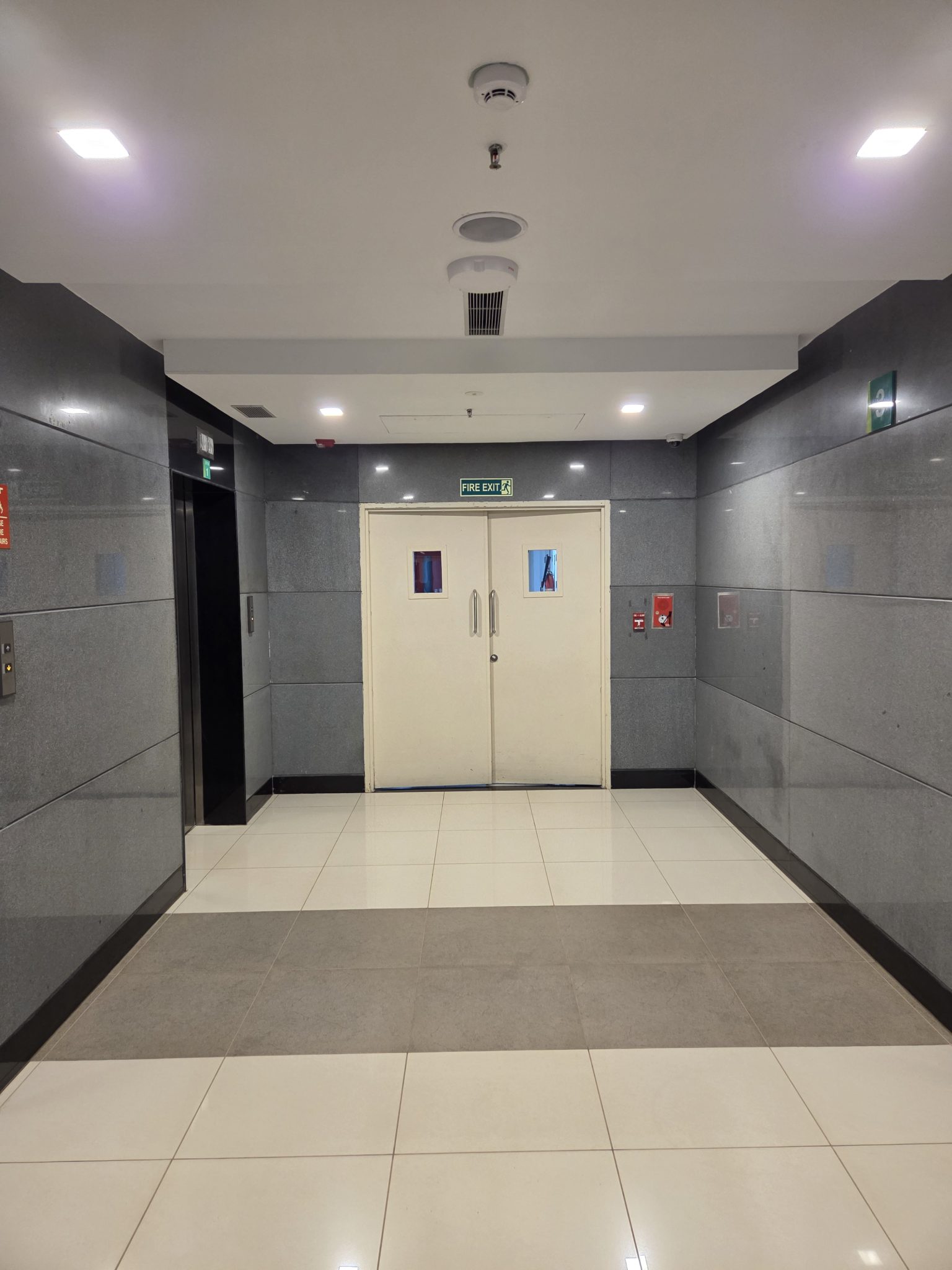 gri mermer duvarlı modern ofis koridoru ve asansör alanı iç mekan tasarımı gri mermer duvarlı modern ofis koridoru ve asansör alanı iç mekan tasarımı
