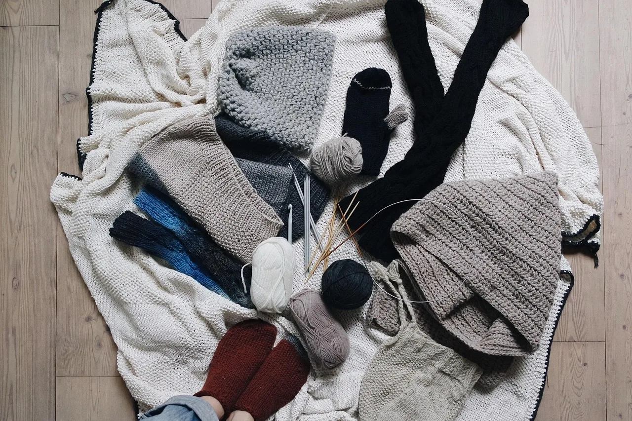 Gri örgü çorap ve kumaş detayları - moda fotoğrafı