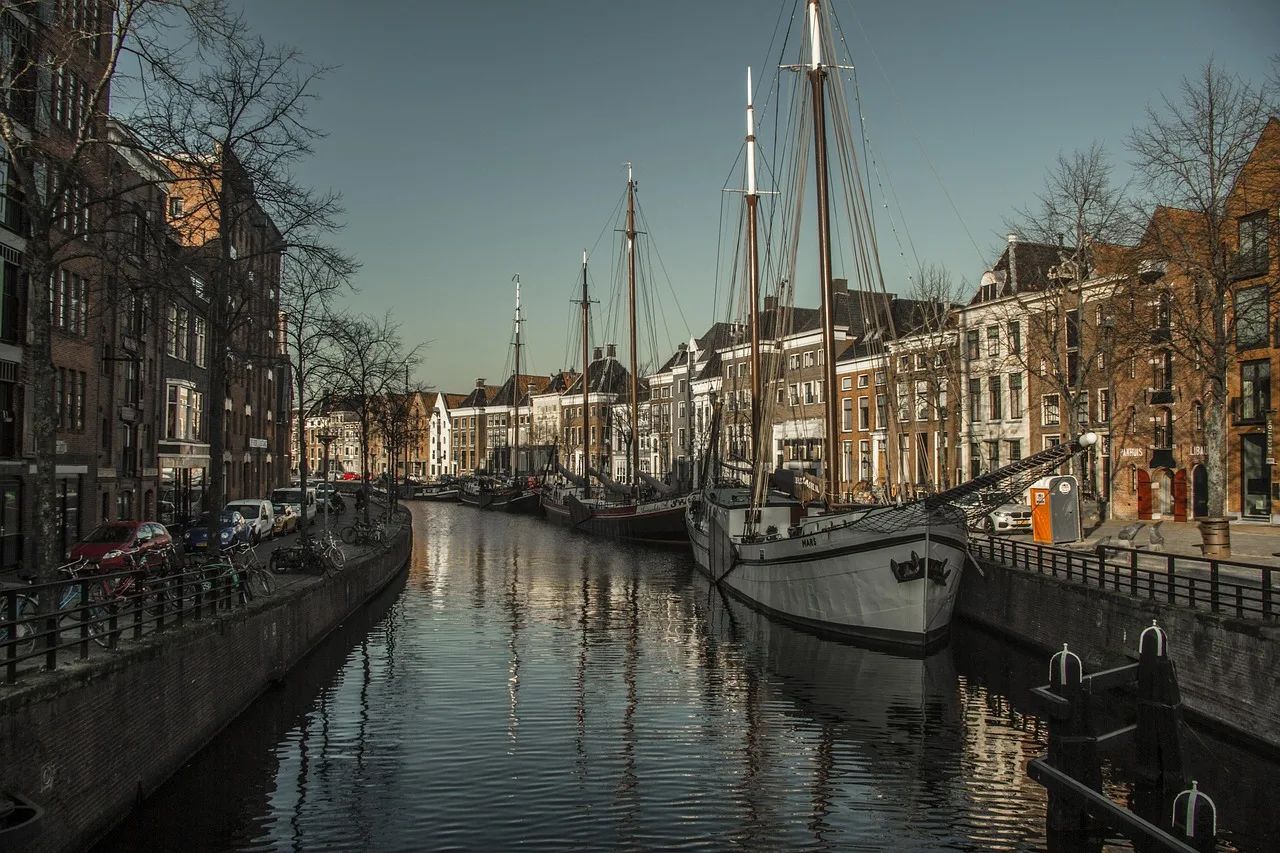 Groningen kanalı ve tarihi binalar - su yansıması