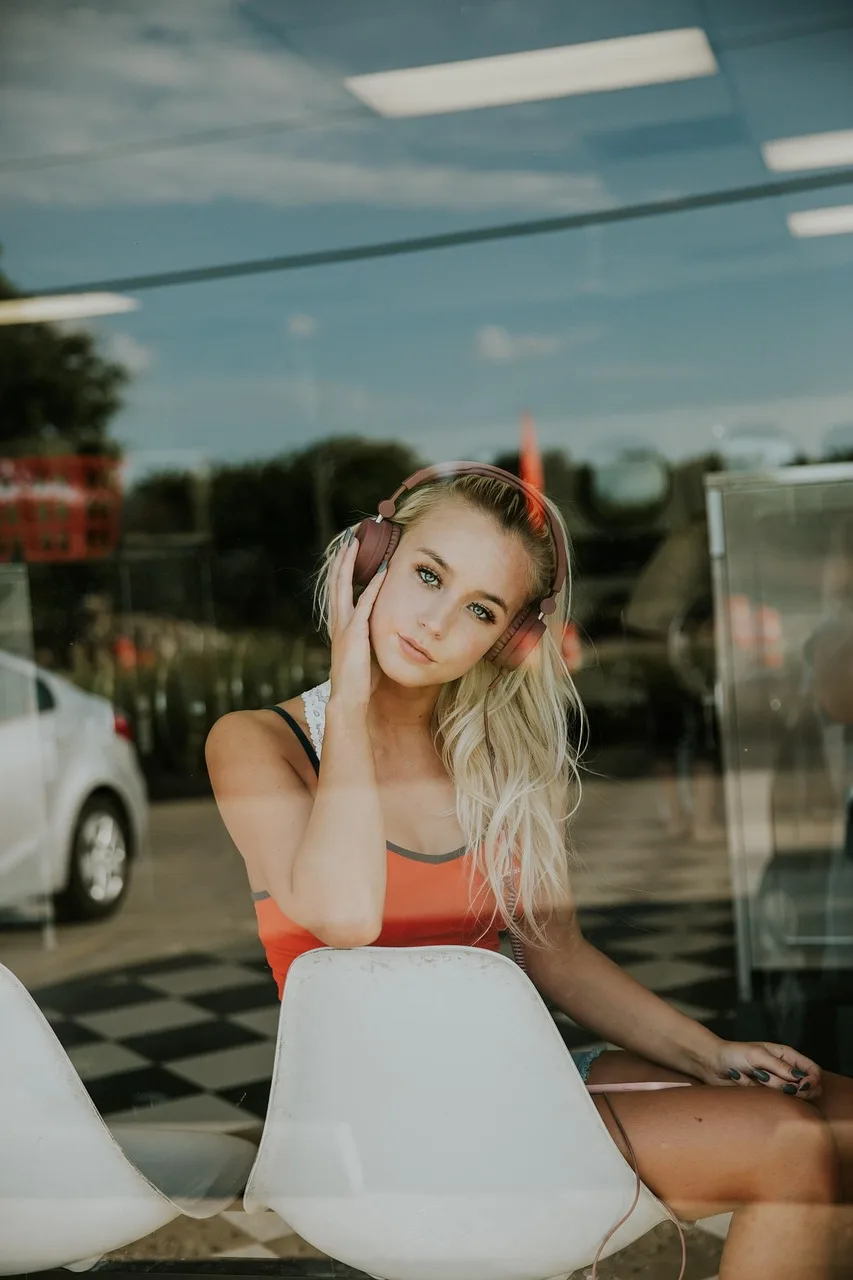 Gülümseyen genç kadın moda portresi