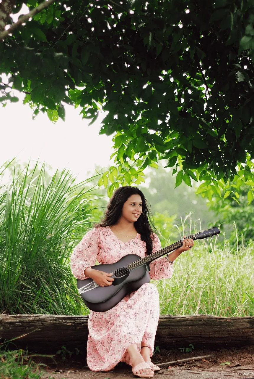 Gülümseyen gitar çalan genç kız portresi
