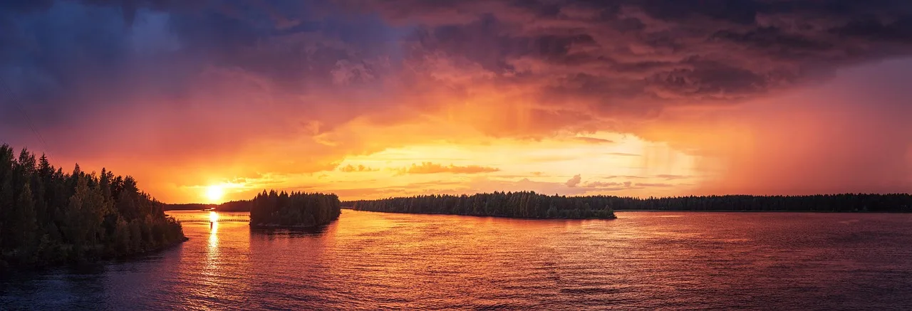 Gün batımı göl panoraması - orman silueti