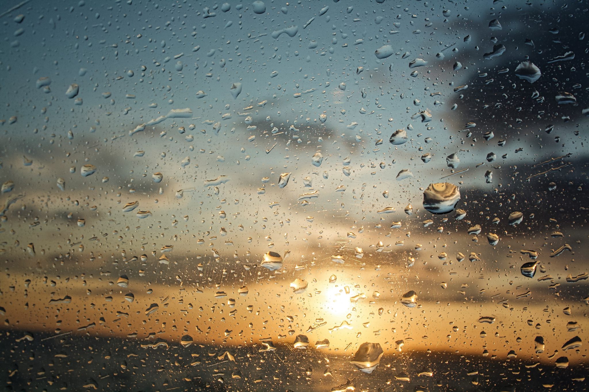 Gün Batımı Işıklarında Yağmur Taneli Camın Büyüleyici Atmosferi