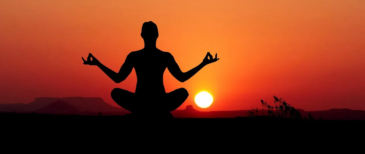 Gün batımı yoga silueti - huzurlu poz