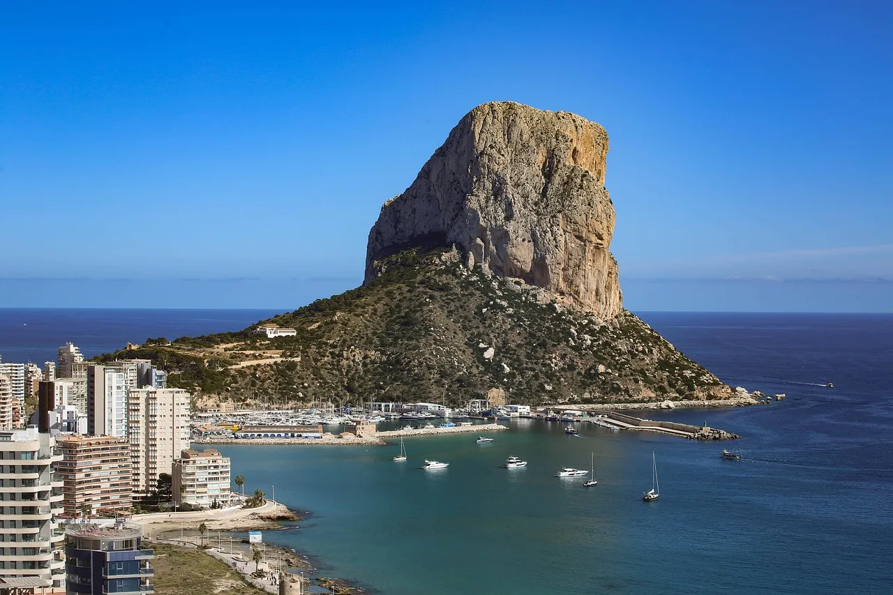 Gün batımında Calpe kıyıları - İspanya plaj manzarası