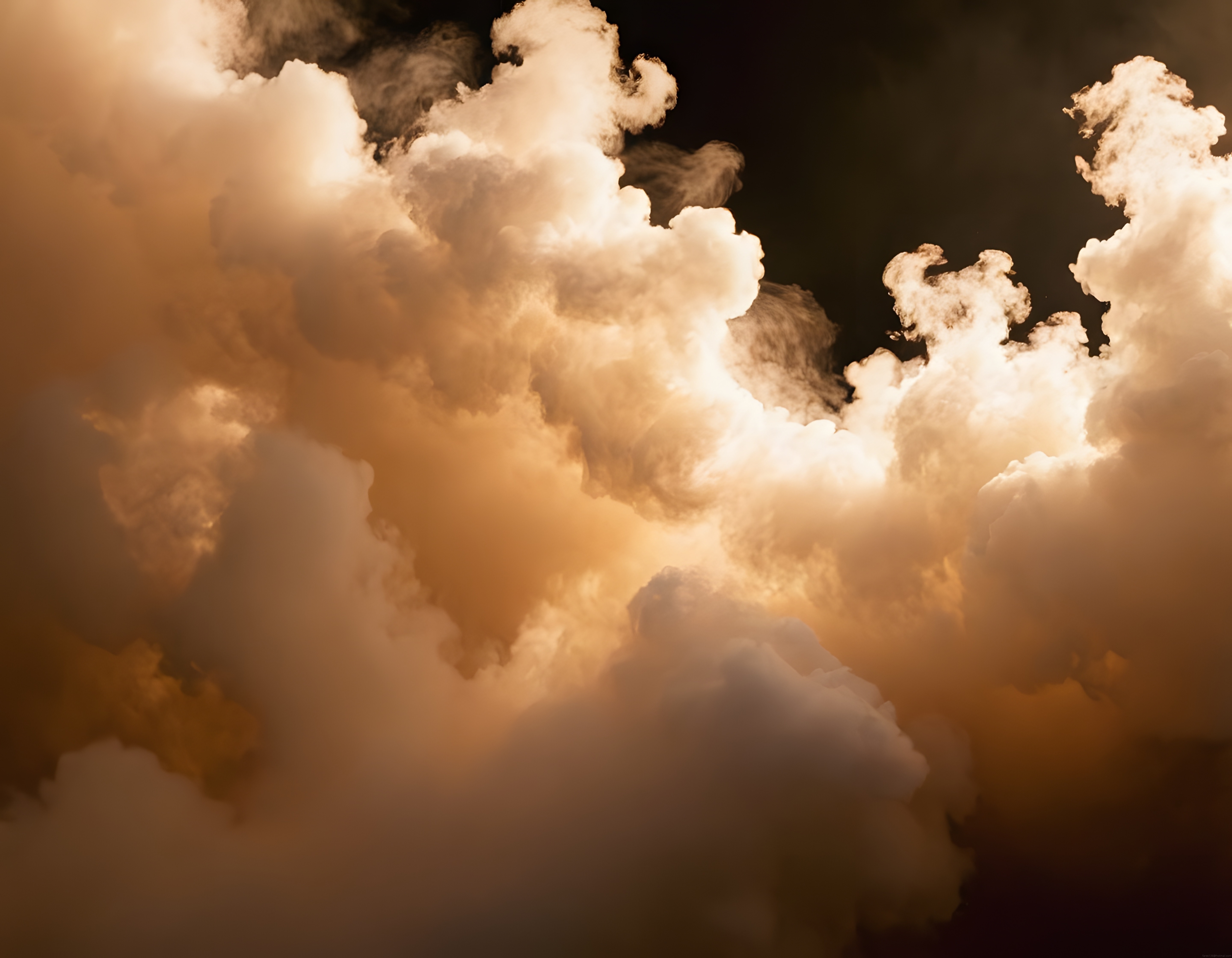 Gün Batımında Dramatik Gökyüzü ve Altın Sarısı Cumulonimbus Bulutları