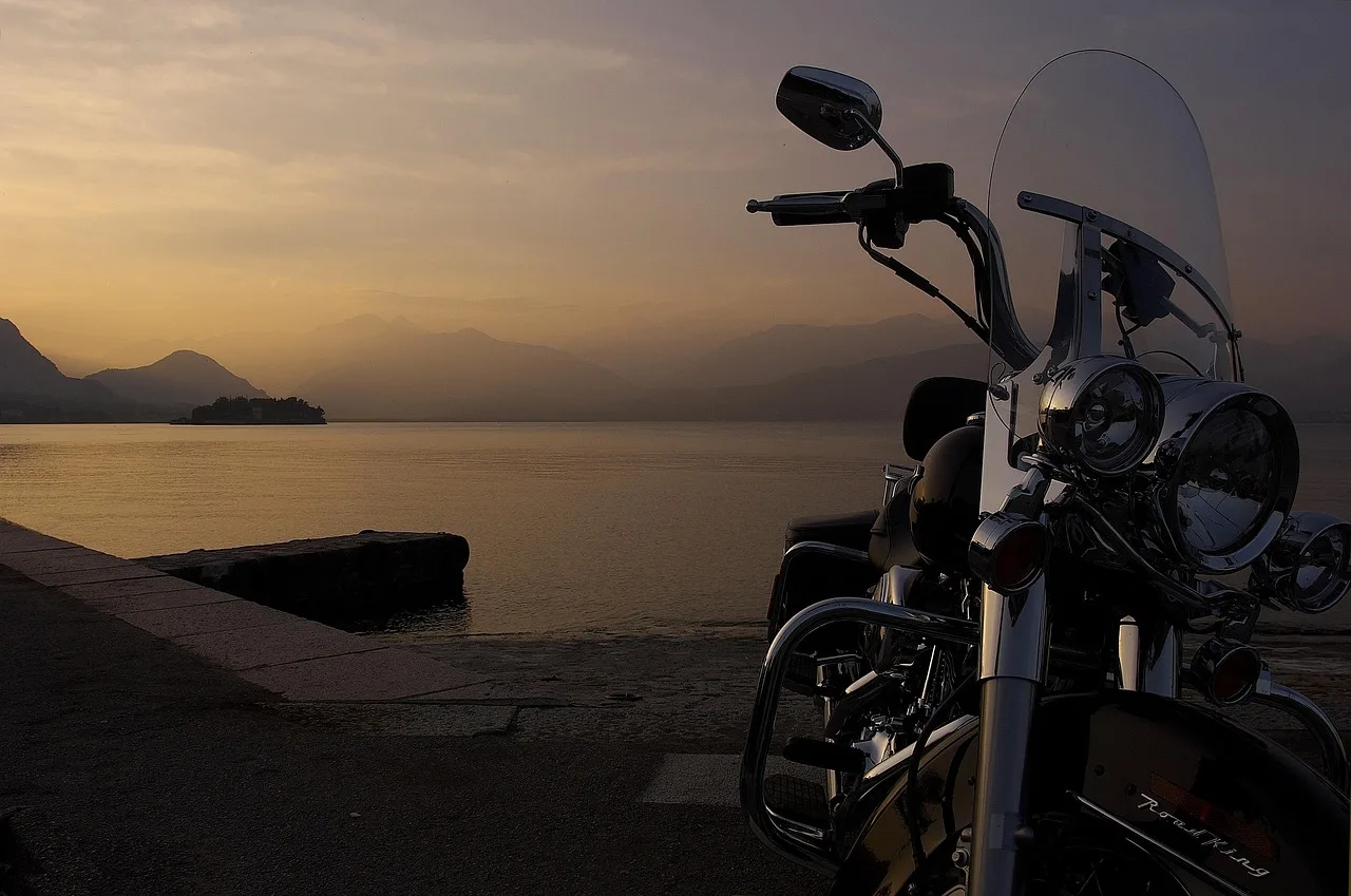 Gün batımında göl kenarında Harley motorbisiklet