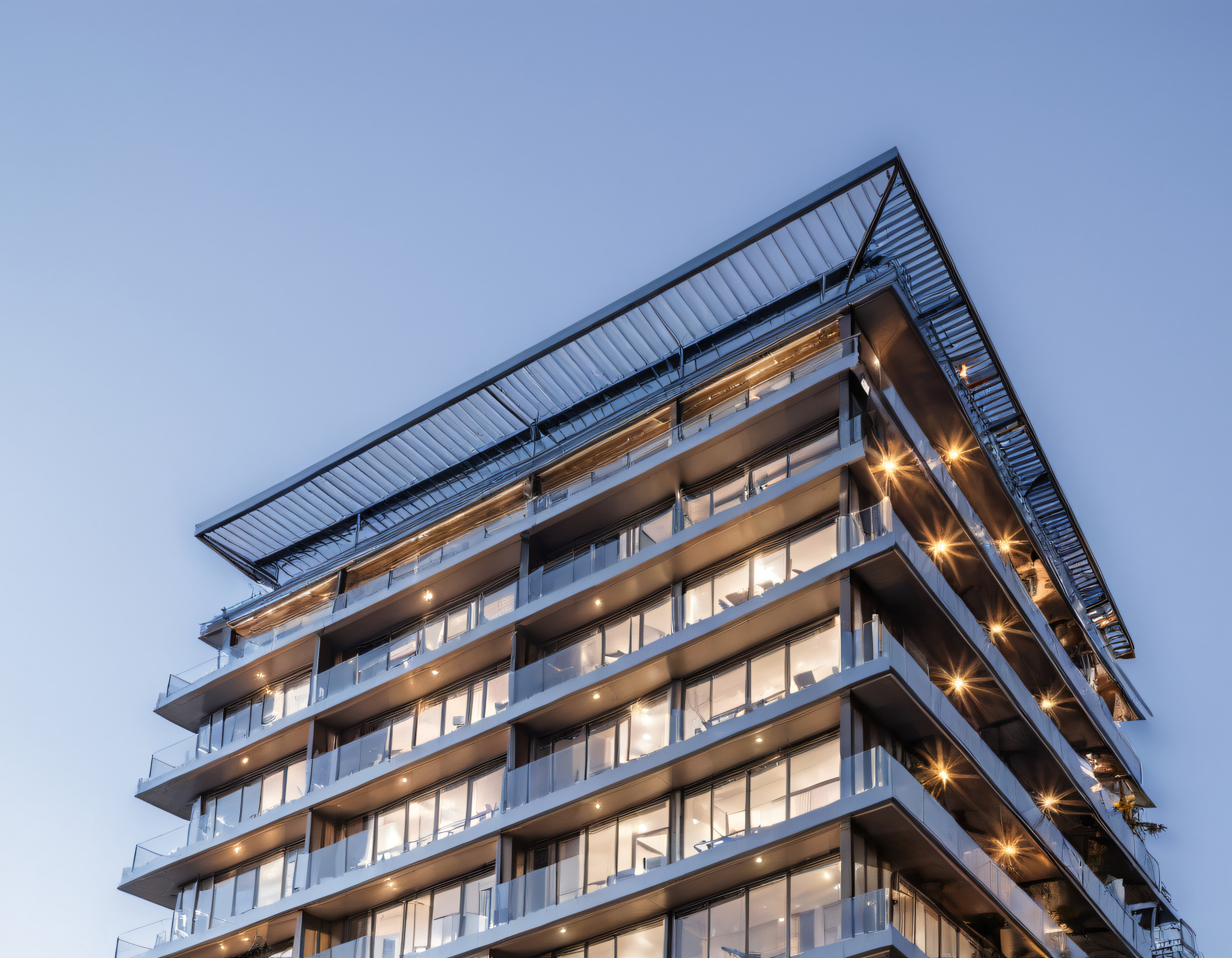 Gün Batımında Modern Cam ve Çelik Apartmanın Etkileyici Mimari Detayları