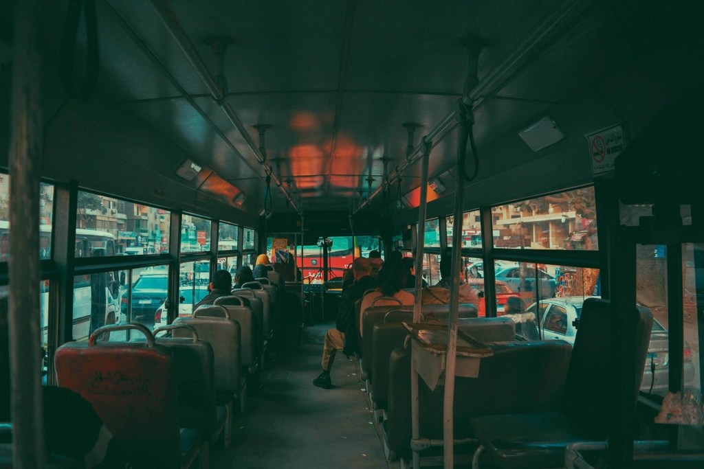 Gün batımında şehir otobüsü içinden moody atmosferli yolculuk görüntüsü