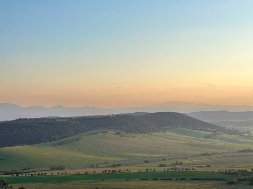Gün Batımında Sisli Dağların ve Yeşil Tepelerin Büyüleyici Panoramik Doğa Manzarası