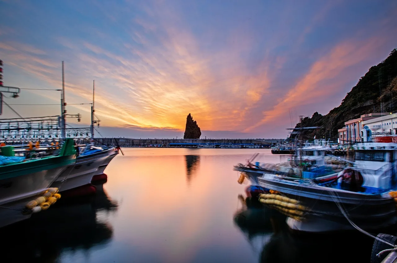 Gün doğumu güney kore sahil marinası - deniz manzarası