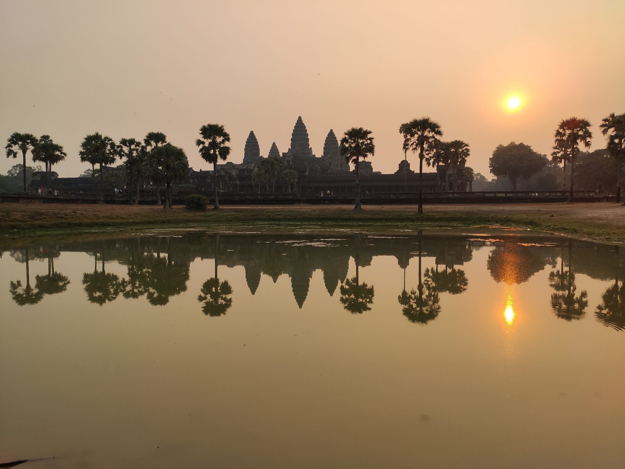 Gün Doğumunda Angkor Wat: Gölde Yansıyan Efsanevi Tapınak Silueti