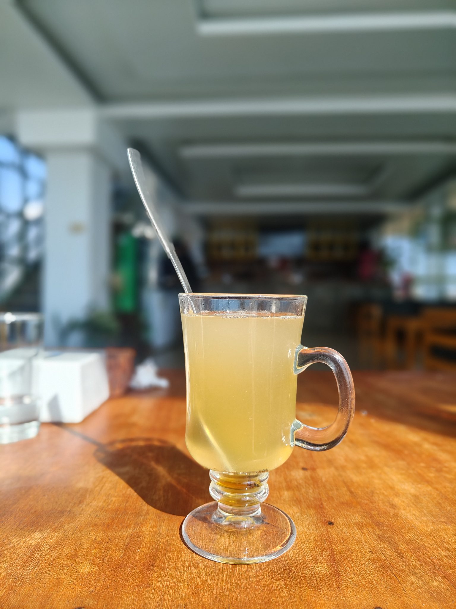 Gün Işığında Ahşap Masa Üzerinde Cam Kupta Duran Ferahlatıcı Limonata