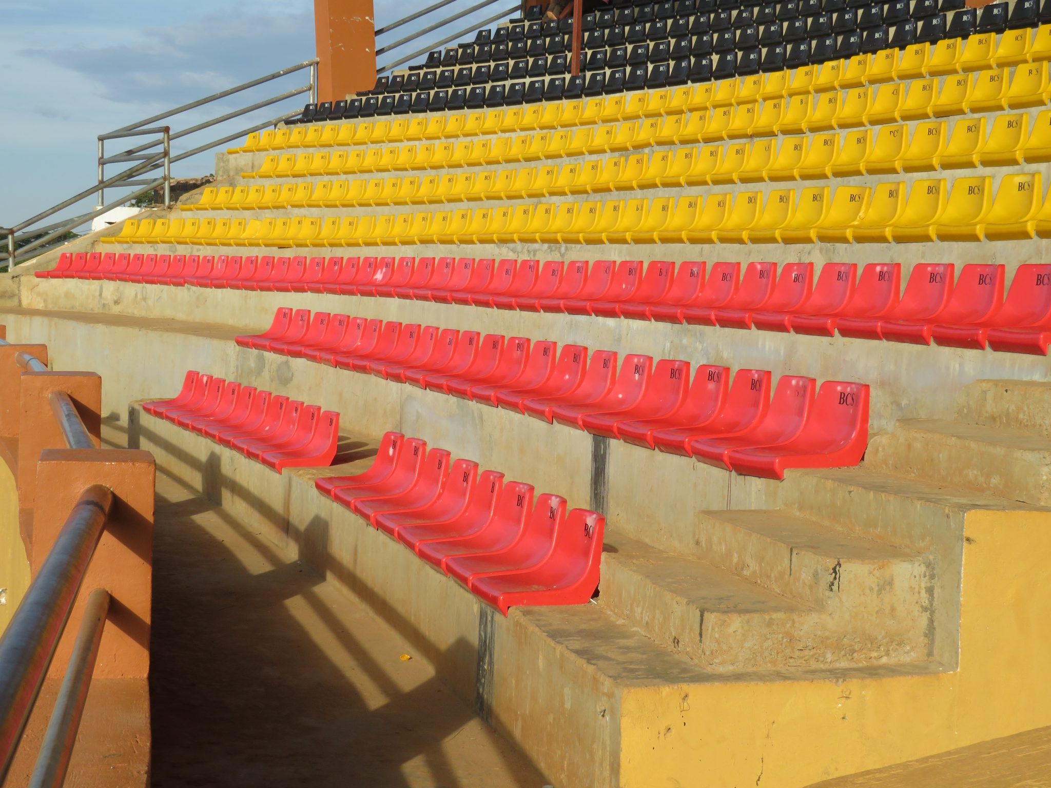 Güneş Işığında Renkli Tribün Koltukları ve Boş Stad Atmosferi