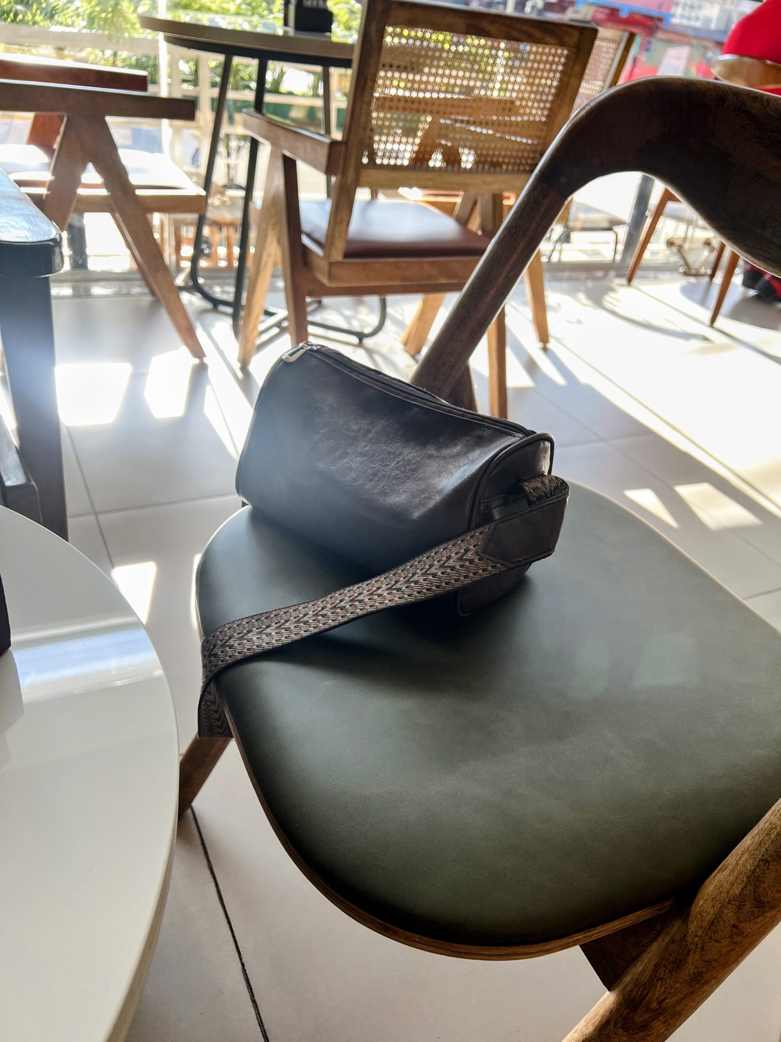 Güneşli Bir Kafe Sabahında Sandalyede Duran Siyah Deri Omuz Çantası