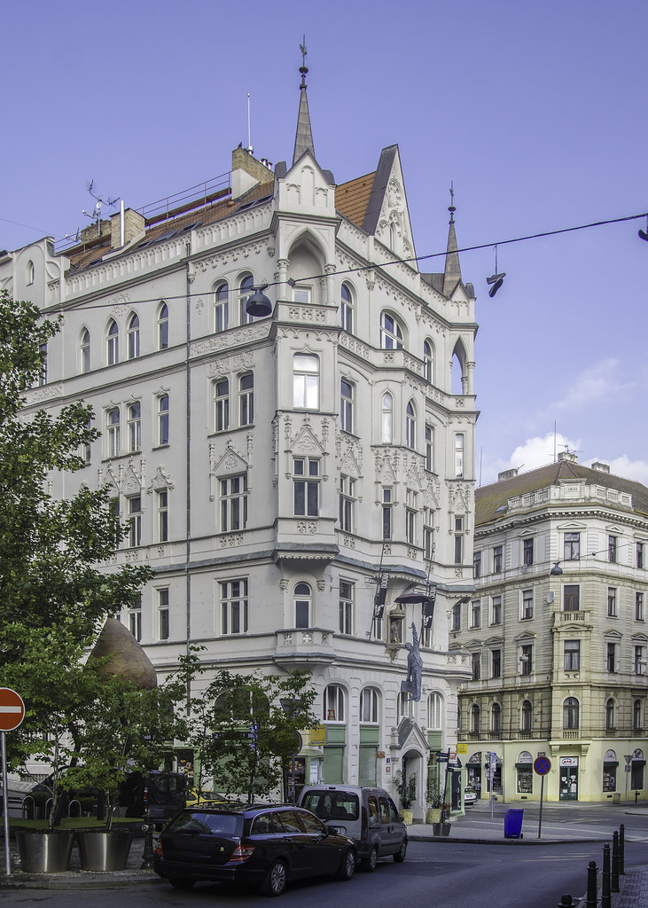 Güneşli günde Avrupa şehrinde tarihi köşe bina ve süslü cephe detayları