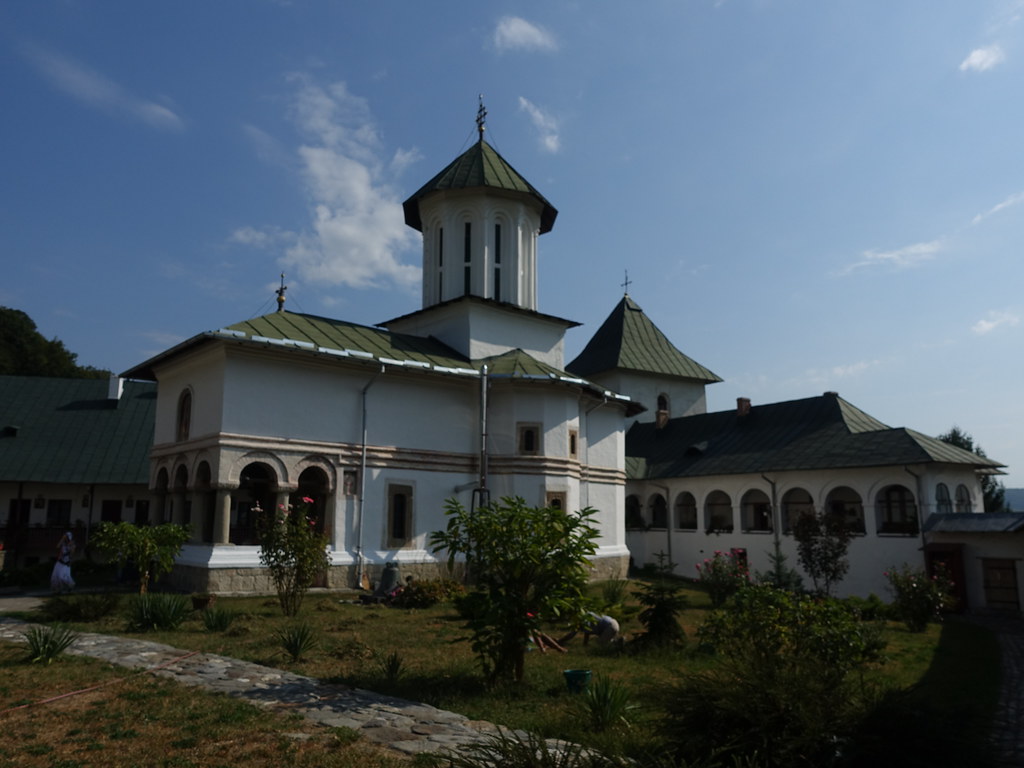 Güneşli Günde Tarihi Bir Manastırın Beyaz Duvarları ve Yeşil Çatılı Kulesi