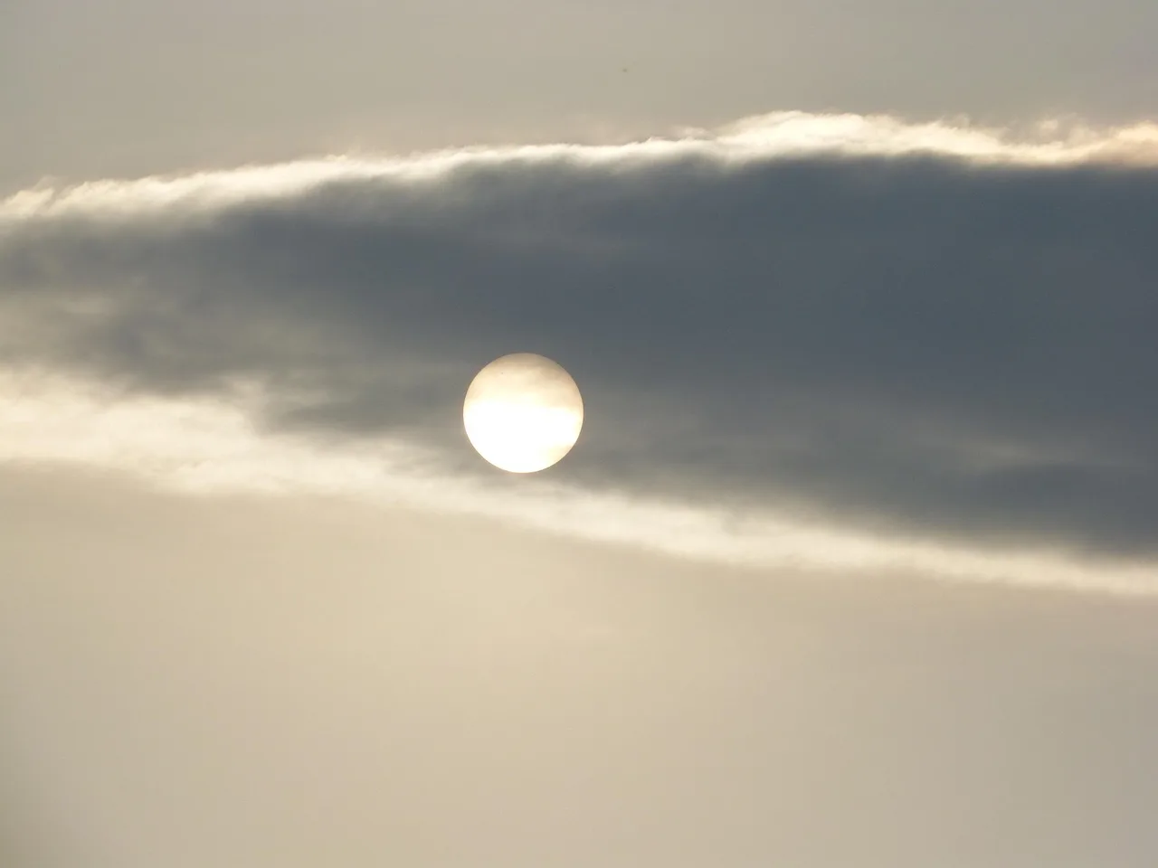 Güneşli hava ve bulutlu atmosfer fotoğrafı