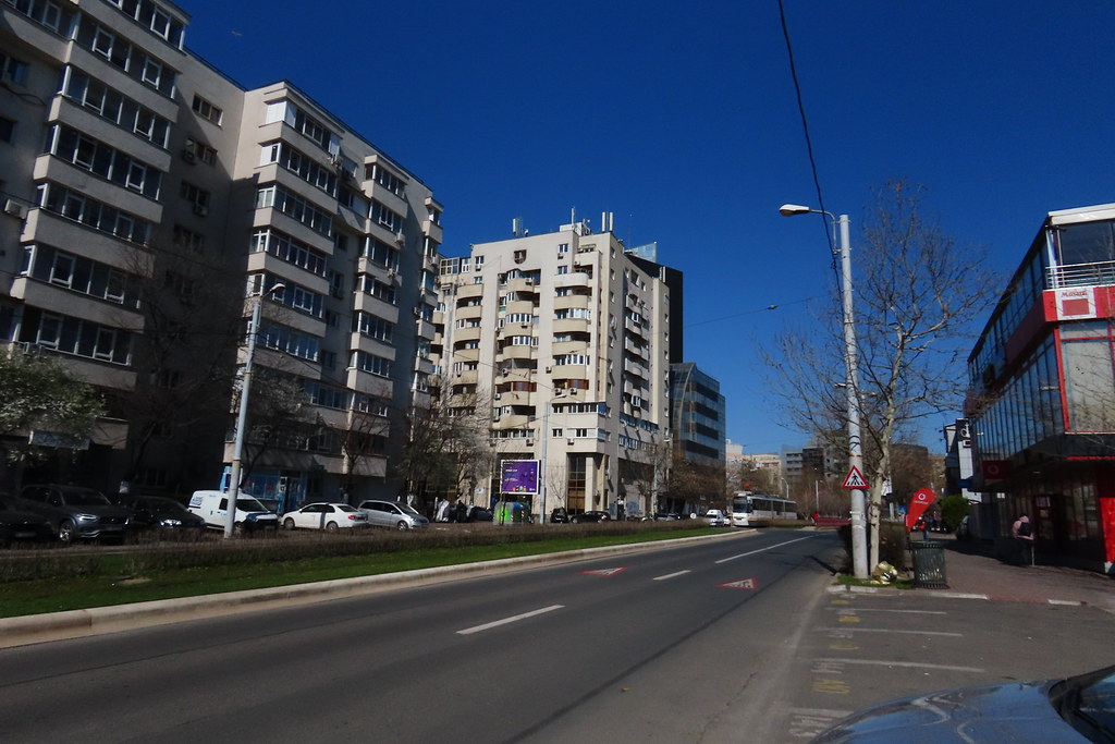Güneşli Havada Şehir İçi Geniş Cadde ve Modern Apartman Manzarası