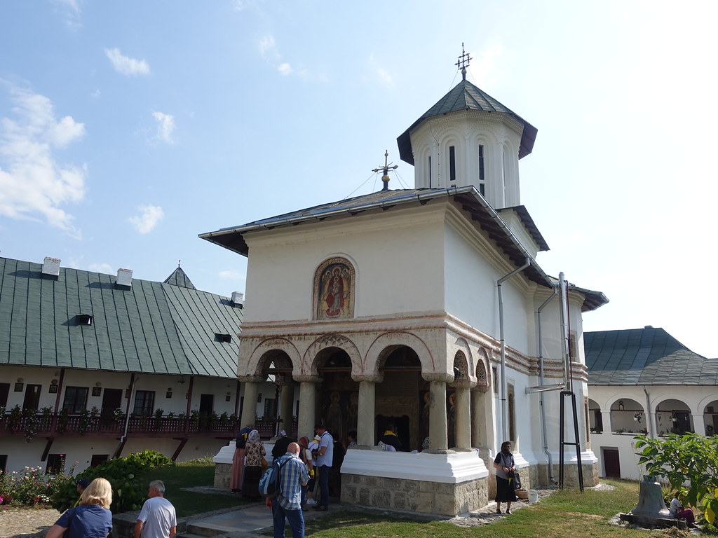 Güneşli Havada Tarihi Manastır Kilisesi ve Ziyaretçilerin Sakin Anları