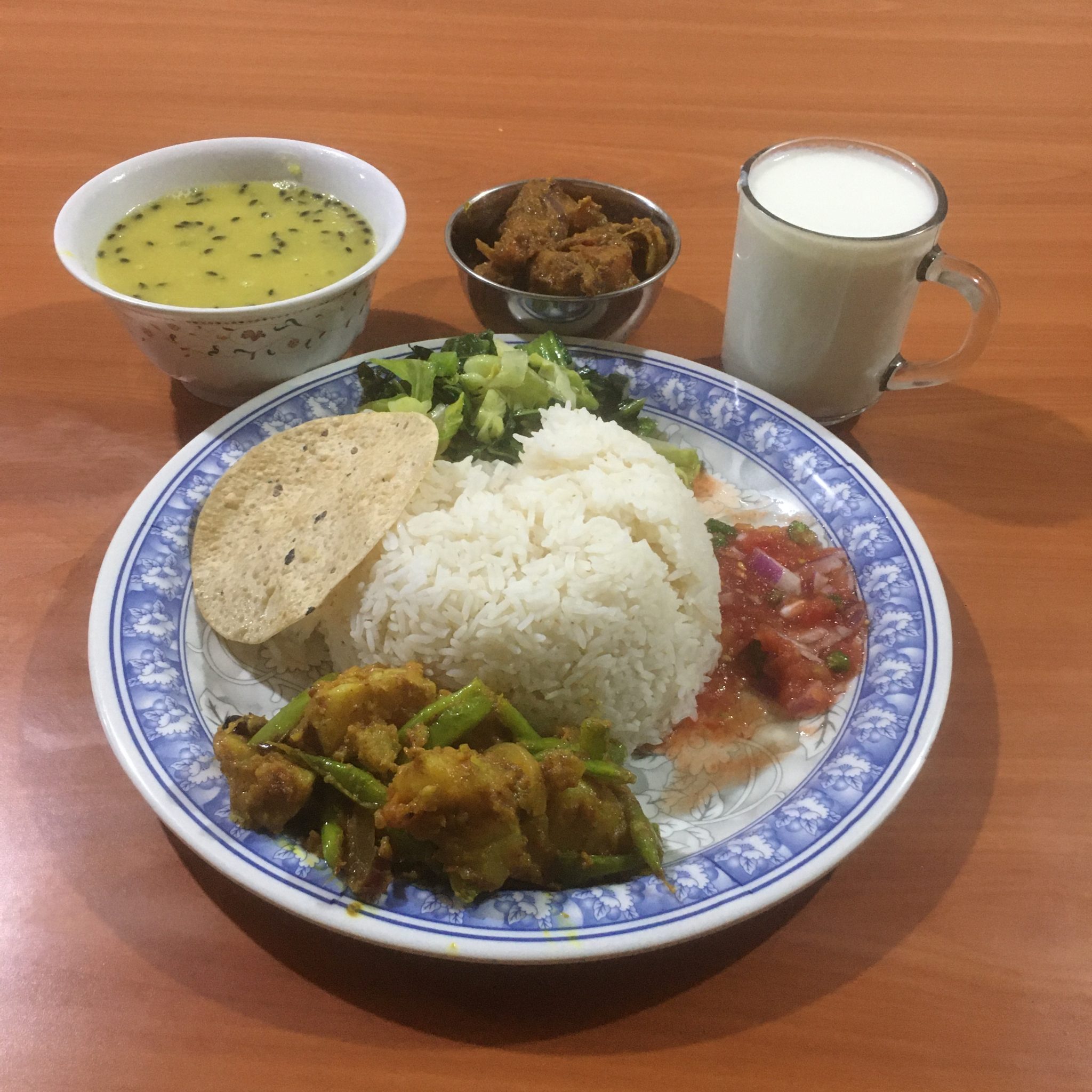 Güney Asya Mutfağından Geleneksel Thali: Pilav, Sebze, Çorba ve Ayran Eşliğinde
