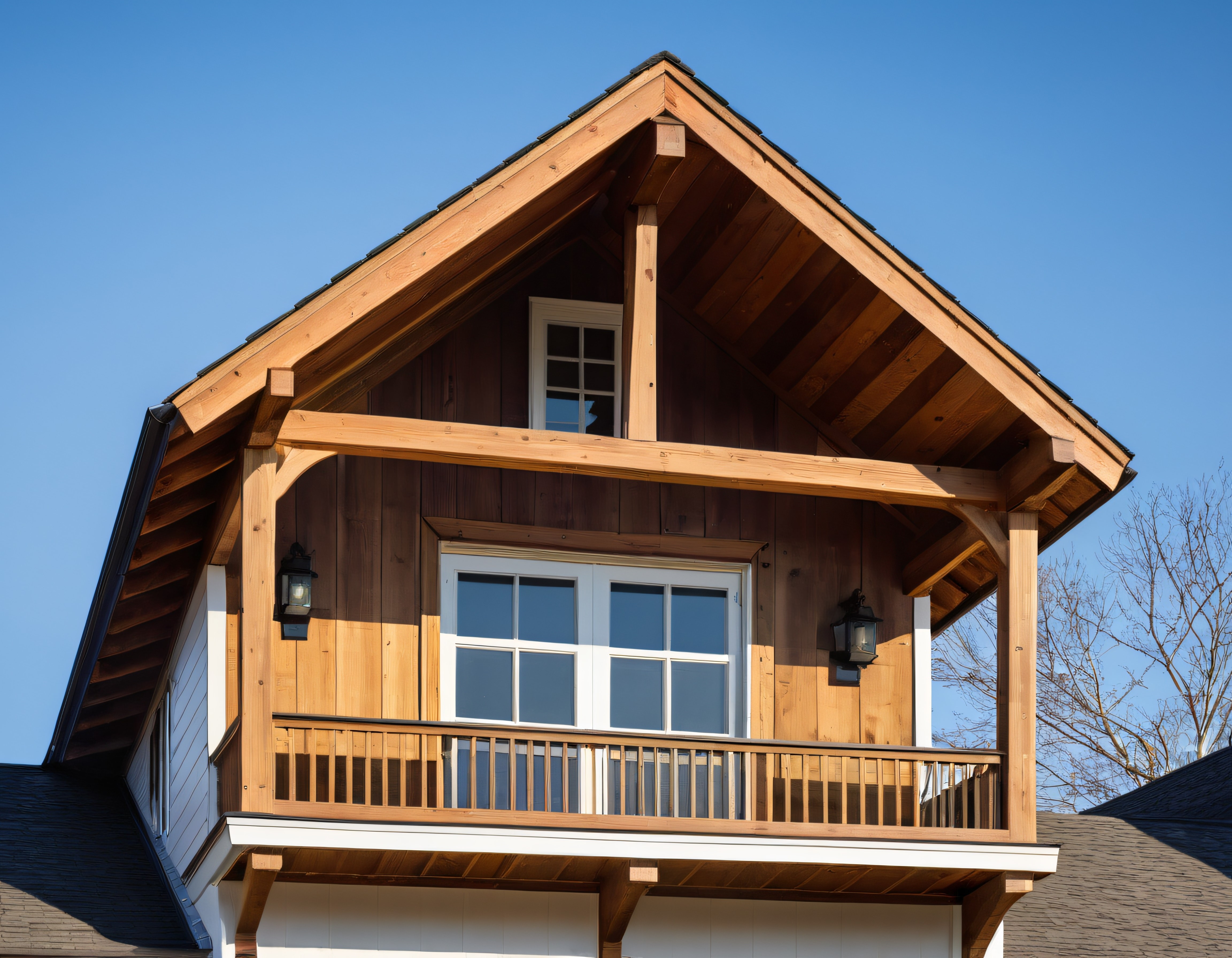 Günışığında ahşap karkas çatı, balkon ve çatı katı pencereli rustik ev cephesi Günışığında ahşap karkas çatı, balkon ve çatı katı pencereli rustik ev cephesi