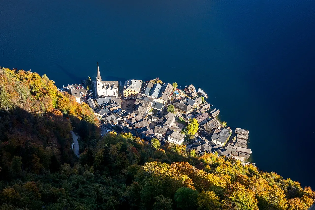 Hallstatt gölü köy manzarası - alp doğa