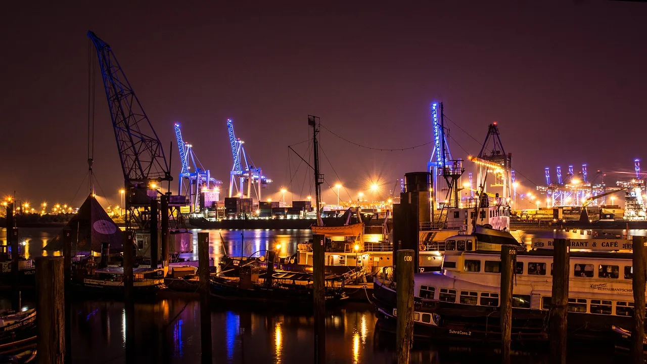 Hamburg liman müzesi gece manzarası - konteyner ve vinçler