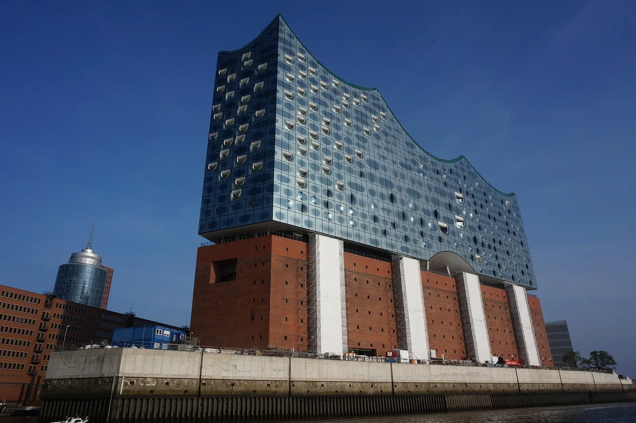 Hamburg limanı elbphilharmonie fotoğrafı - modern mimari
