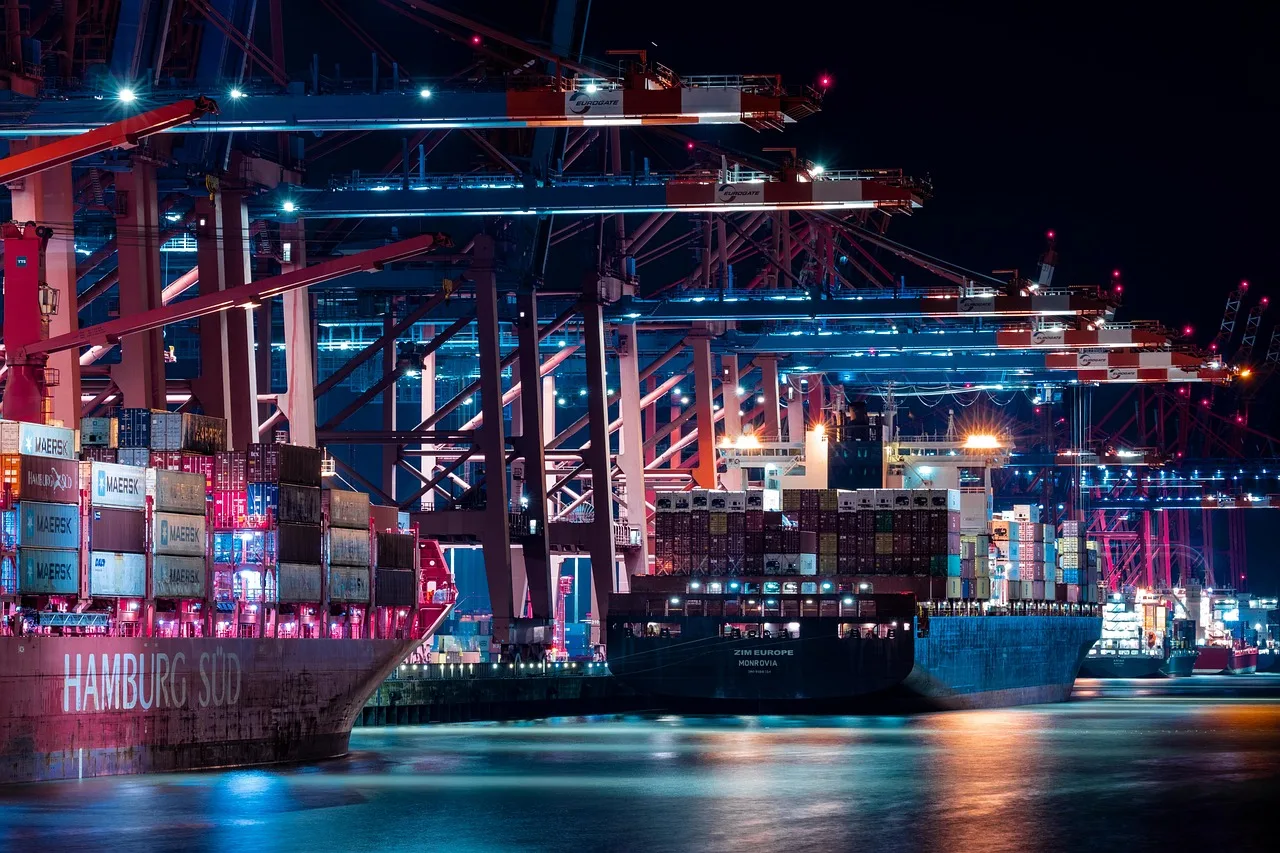 Hamburg limanı konteyner gemisi yükleme operasyonu
