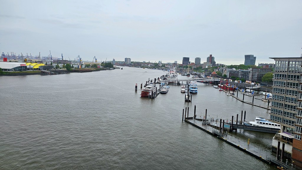Hamburg Limanından Elbe Nehri Boyunca Uzanan Endüstriyel Şehir Manzarası