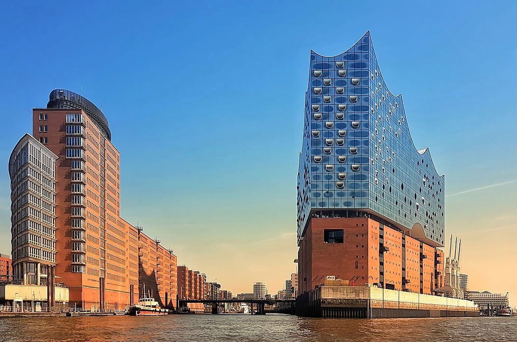 Hamburg'un İkonik Elbphilharmonie Konser Salonu ve Liman Bölgesi Gün Batımı