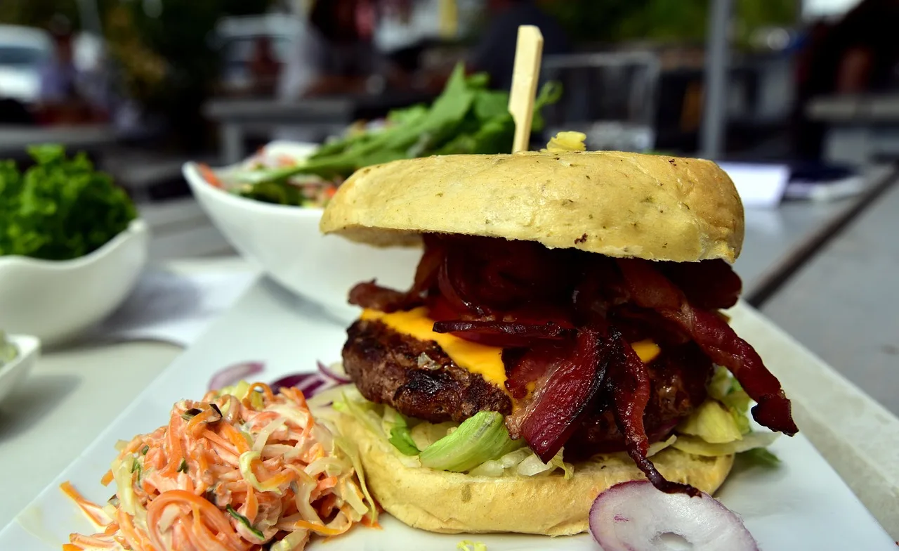 Hamburger lezzetiyle dolu öğle yemeği sahnesi